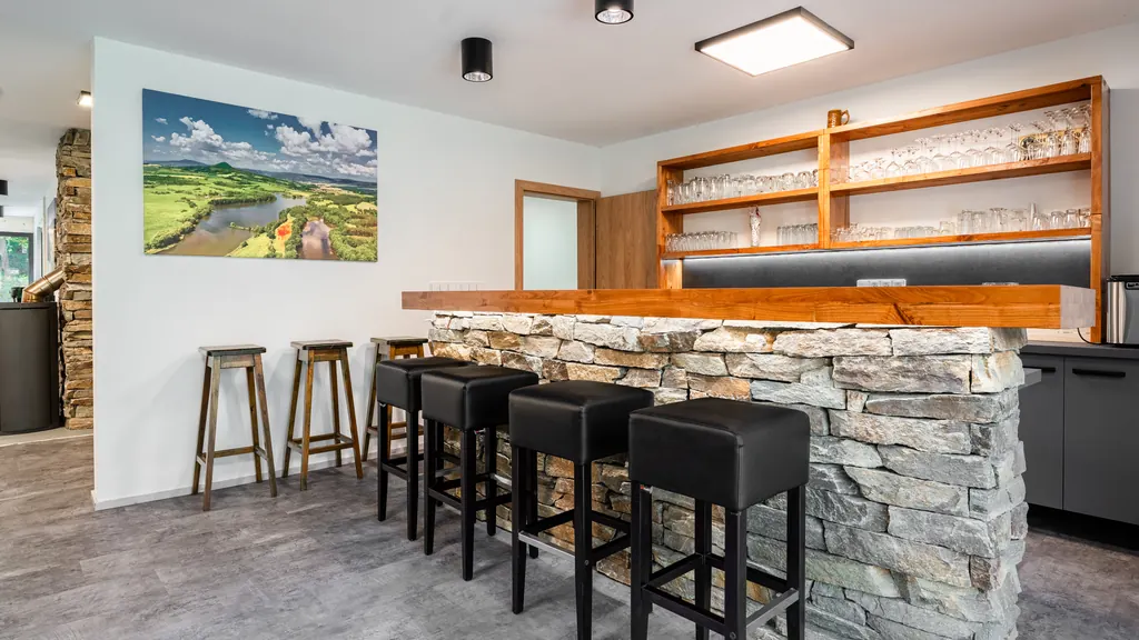 Bar s průchodem na terasu